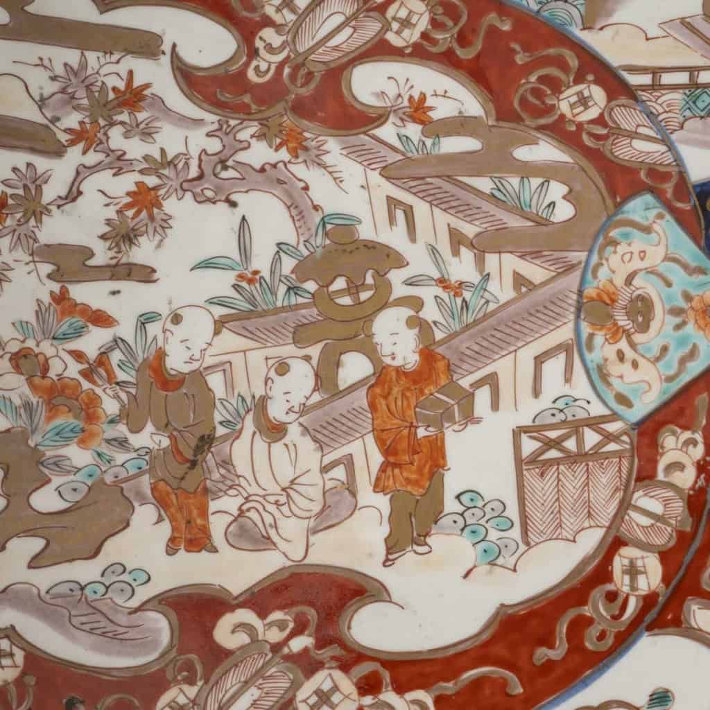 Très grand plat japonais avec décors de scène d’enfants et paysages | Biron Très grand plat japonais avec décors de scène d'enfants et paysages