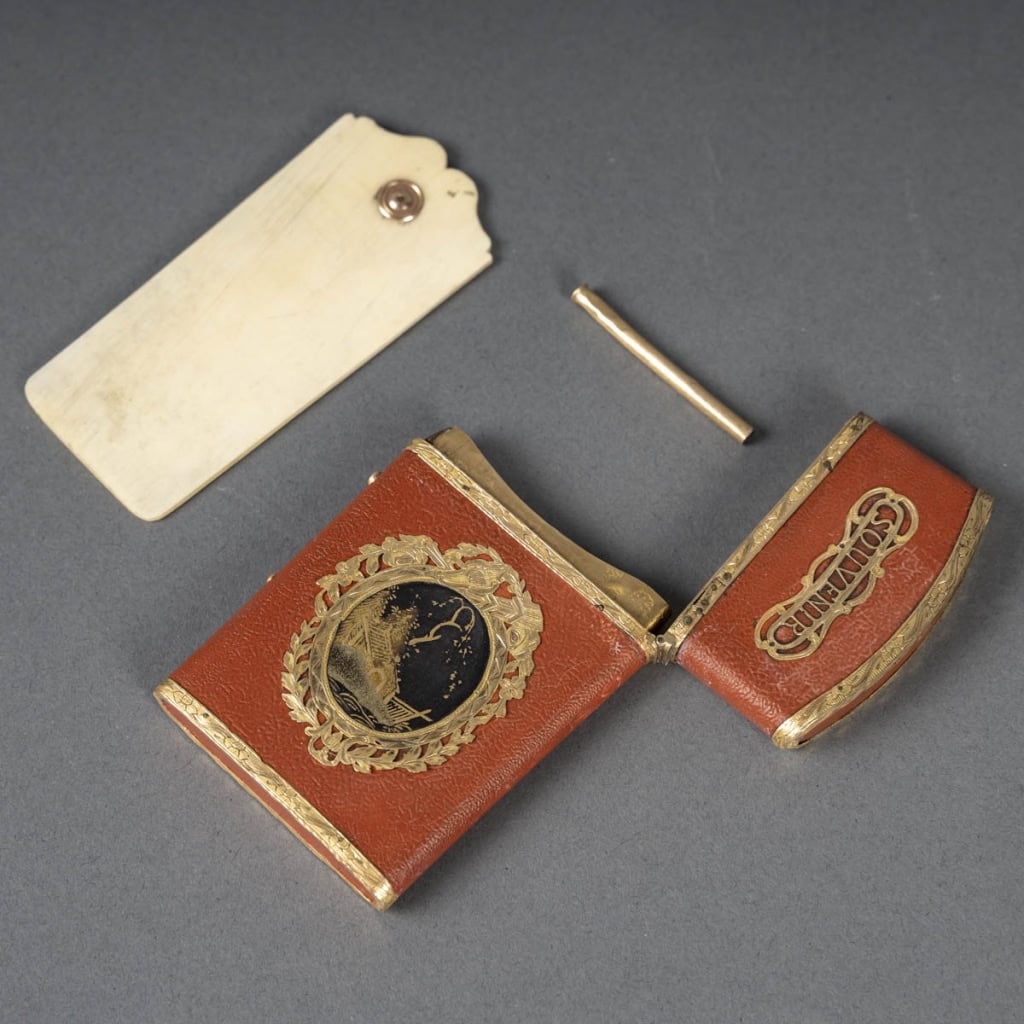 Étui « Souvenir d’amitié » à tablette en ivoire, en laque et or avec médaillons à décor végétalisant, début du XIXe siècle | Biron ||||||||||