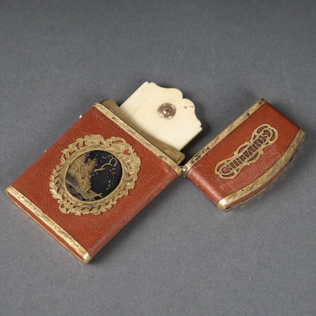 Étui « Souvenir d’amitié » à tablette en ivoire, en laque et or avec médaillons à décor végétalisant, début du XIXe siècle | Biron Étui "Souvenir d'amitié" à tablette en ivoire, en laque et or avec médaillons à décor végétalisant, début du XIXe siècle