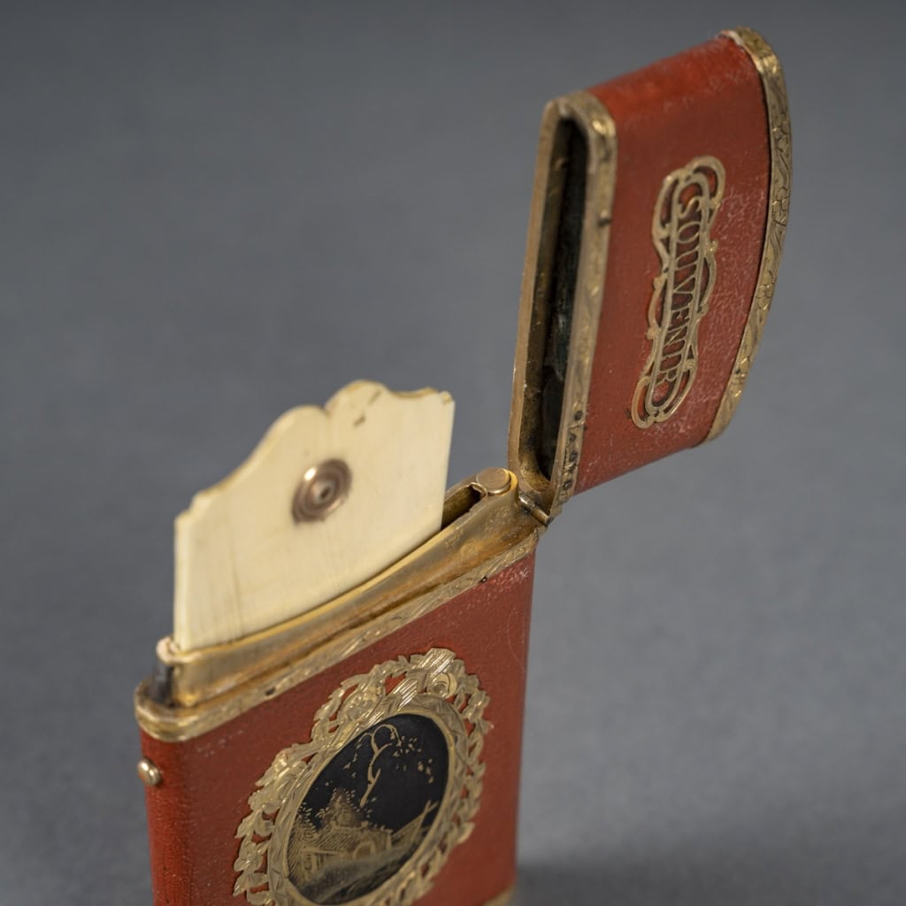 Étui « Souvenir d’amitié » à tablette en ivoire, en laque et or avec médaillons à décor végétalisant, début du XIXe siècle | Biron Étui "Souvenir d'amitié" à tablette en ivoire, en laque et or avec médaillons à décor végétalisant, début du XIXe siècle