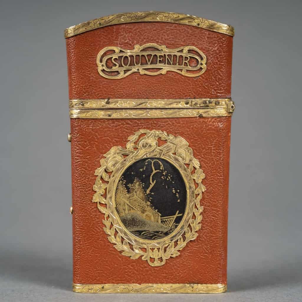 Étui « Souvenir d’amitié » à tablette en ivoire, en laque et or avec médaillons à décor végétalisant, début du XIXe siècle | Biron Étui "Souvenir d'amitié" à tablette en ivoire, en laque et or avec médaillons à décor végétalisant, début du XIXe siècle