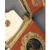Étui « Souvenir d’amitié » à tablette en ivoire, en laque et or avec médaillons à décor végétalisant, début du XIXe siècle | Biron Étui "Souvenir d'amitié" à tablette en ivoire, en laque et or avec médaillons à décor végétalisant, début du XIXe siècle