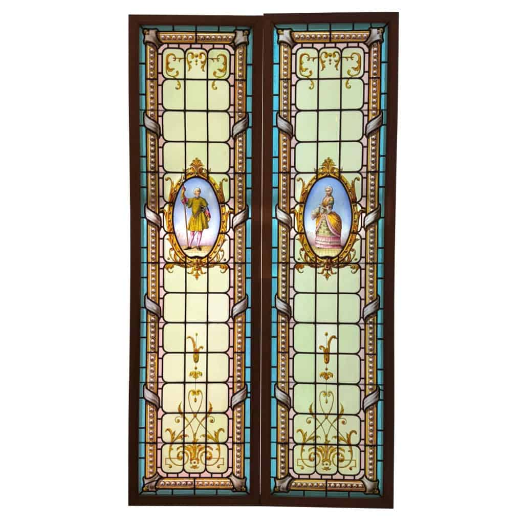 Paire de vitraux “personnages XVIIIe” (191 x 104 cm) | Biron |||||||