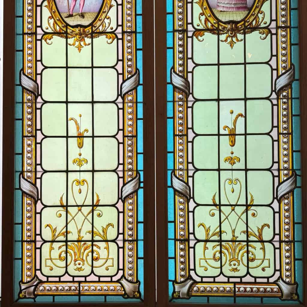 Paire de vitraux “personnages XVIIIe” (191 x 104 cm) | Biron Paire de vitraux “personnages XVIIIe” (191 x 104 cm)