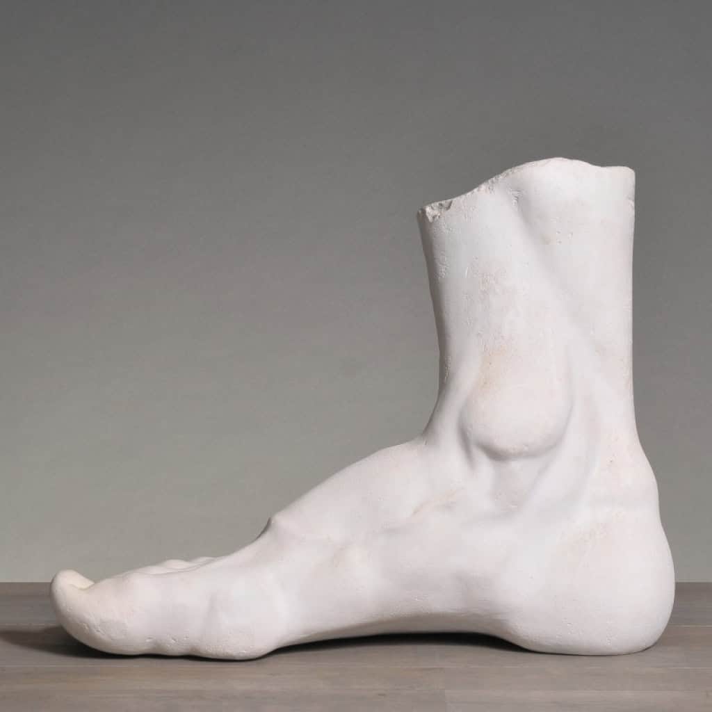 Sculpture d’un Pied Géant en Plâtre, XXIème Siècle. | Biron Sculpture d’un Pied Géant en Plâtre, XXIème Siècle.