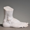 Sculpture d’un Pied Géant en Plâtre, XXIème Siècle. | Biron Sculpture d’un Pied Géant en Plâtre, XXIème Siècle.