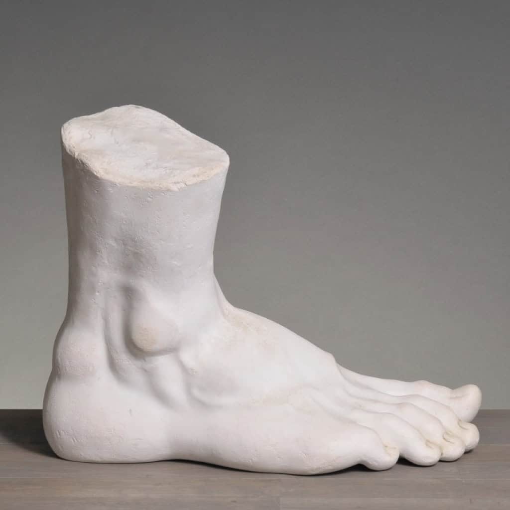 Sculpture d’un Pied Géant en Plâtre, XXIème Siècle. | Biron Sculpture d’un Pied Géant en Plâtre, XXIème Siècle.