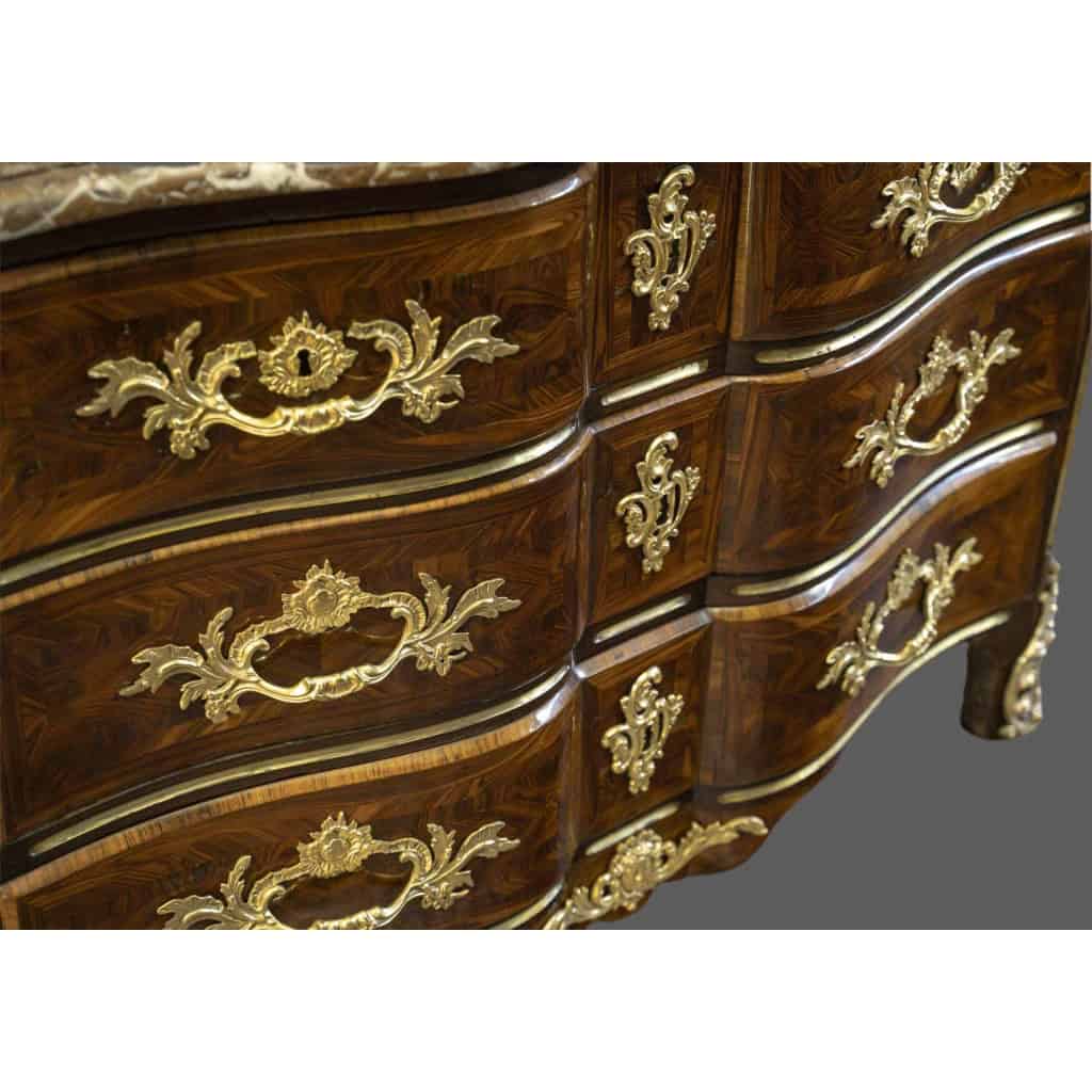Large commode en Arbalète estampillée de F Fleury