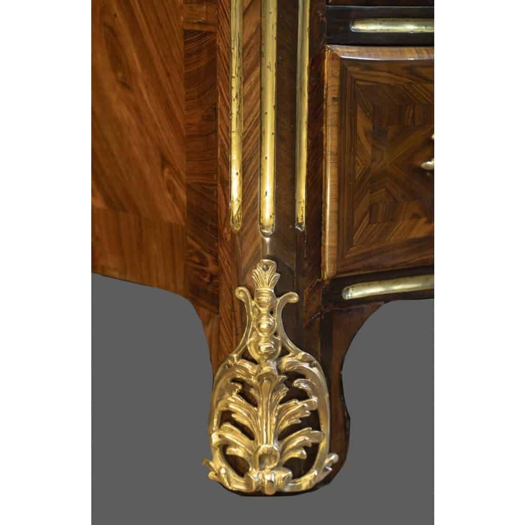 Large commode en Arbalète estampillée de F Fleury