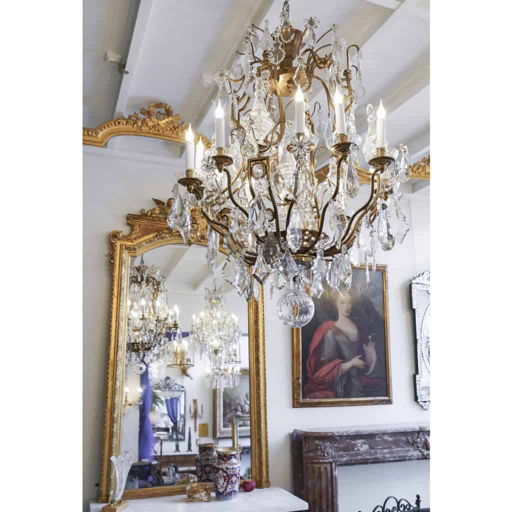 Lustre en bronze et cristal à 12 bras de Lumière | Biron Lustre en bronze et cristal à 12 bras de Lumière