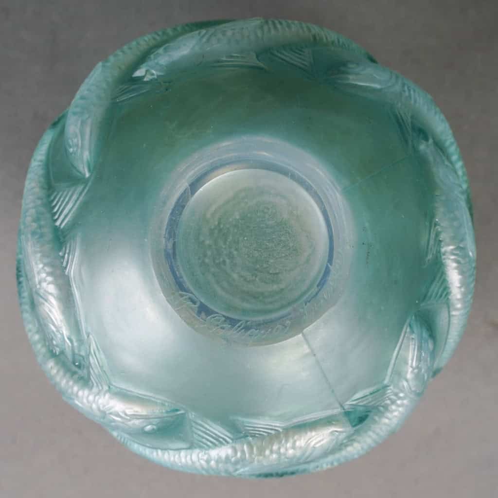 Vase « Oléron » verre opalescent patiné vert de René LALIQUE | Biron Vase "Oléron" verre opalescent patiné vert de René LALIQUE