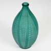 Vase « Acacia » verre vert émeraude patiné blanc de René LALIQUE | Biron Vase "Acacia" verre vert émeraude patiné blanc de René LALIQUE