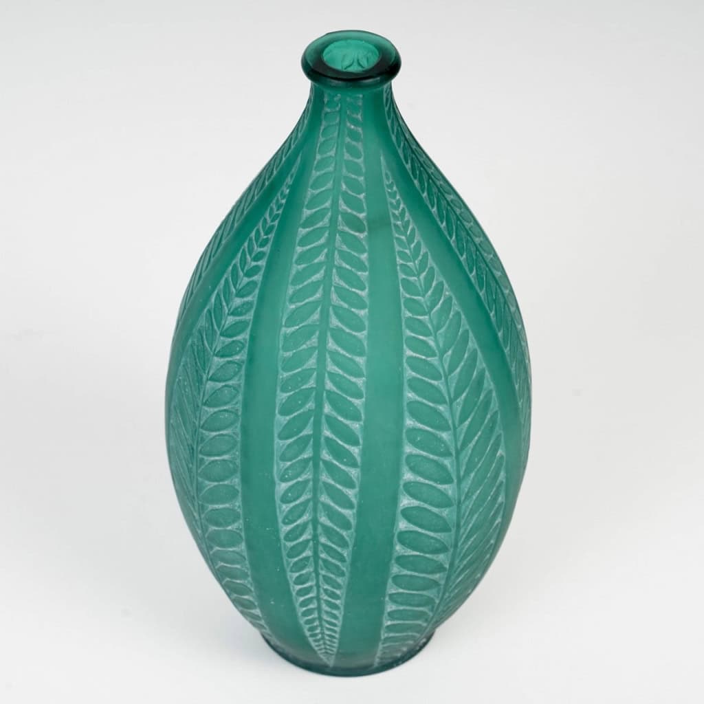 Vase « Acacia » verre vert émeraude patiné blanc de René LALIQUE | Biron Vase "Acacia" verre vert émeraude patiné blanc de René LALIQUE