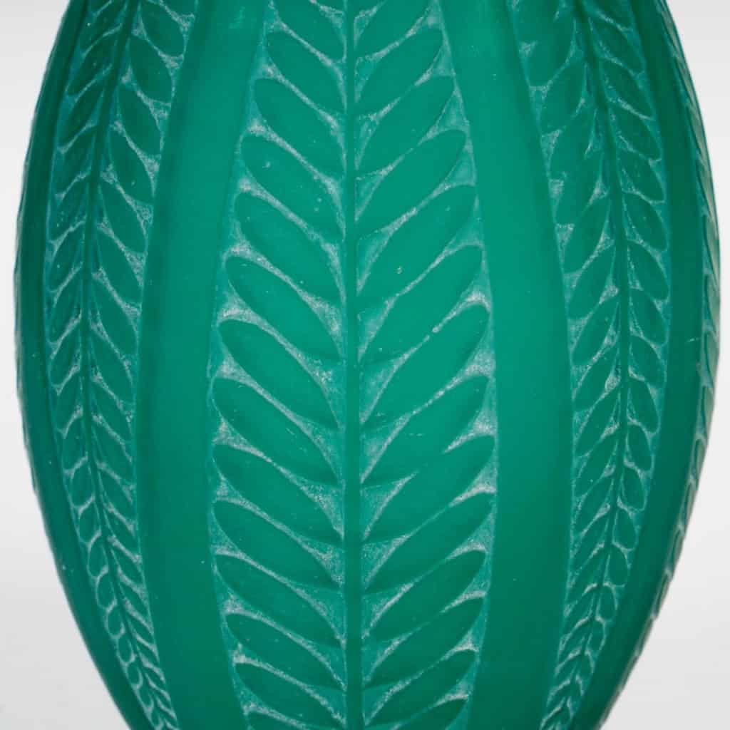 Vase « Acacia » verre vert émeraude patiné blanc de René LALIQUE | Biron Vase "Acacia" verre vert émeraude patiné blanc de René LALIQUE