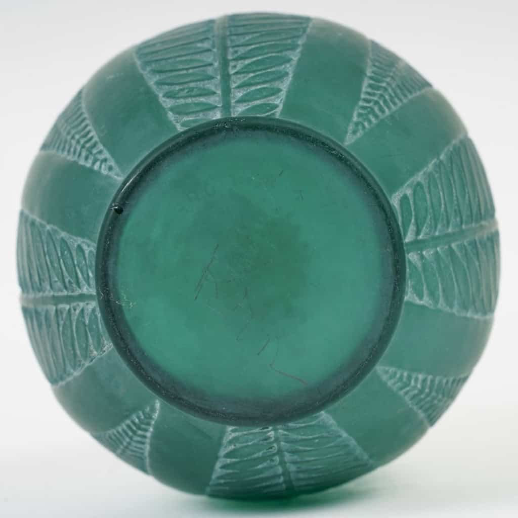 Vase « Acacia » verre vert émeraude patiné blanc de René LALIQUE | Biron Vase "Acacia" verre vert émeraude patiné blanc de René LALIQUE