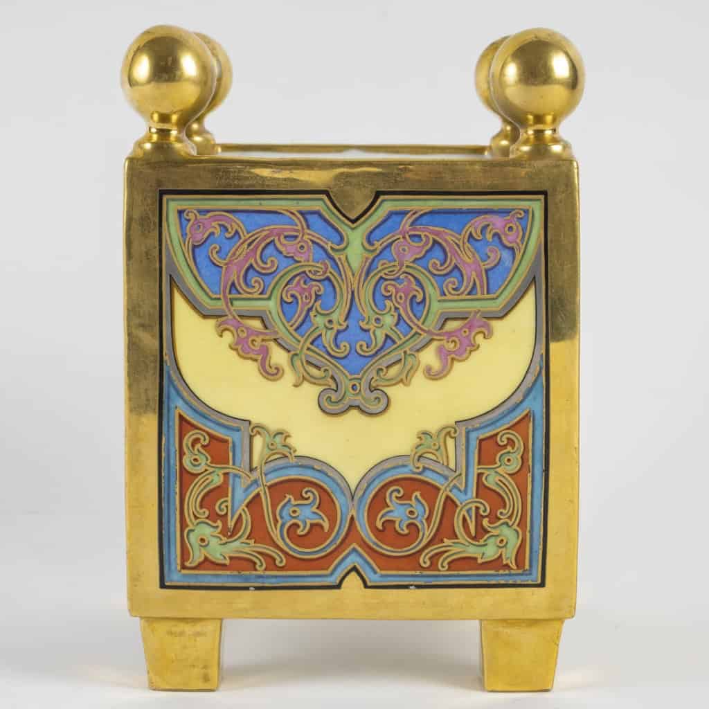 Flower box in Paris porcelain, with geometric polychrome decoration enhanced with gold, production of the second half of the XIXth century, circa 1860. | Biron ||||||||||||