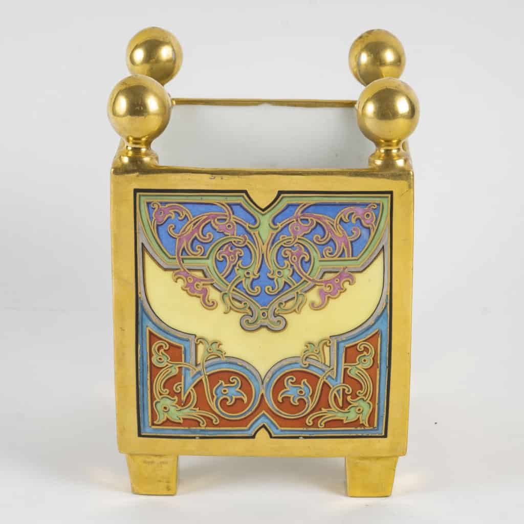 Flower box in Paris porcelain, with geometric polychrome decoration enhanced with gold, production of the second half of the XIXth century, circa 1860. | Biron Paris porcelain flower box, with geometric polychrome decoration enhanced with gold, production of the second half of the XIXth century, circa 1860.