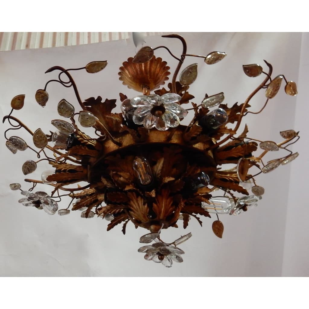 1970′ Plafonnier ou Applique à Décor de Fleurs et Feuilles en Métal Doré Style Maison Baguès Feuilles en Verre 15 Ampoules | Biron 1970′ Plafonnier ou Applique à Décor de Fleurs et Feuilles en Métal Doré Style Maison Baguès Feuilles en Verre 15 Ampoules