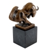Sculpture en bronze représentant un taureau en mouvement, XXème siècle. | Biron Sculpture en bronze représentant un taureau en mouvement, XXème siècle.