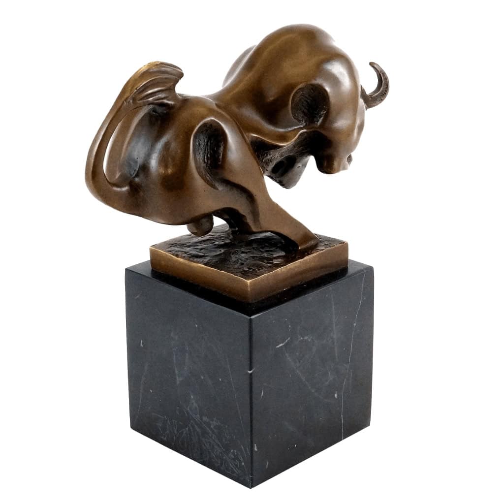 Sculpture en bronze représentant un taureau en mouvement, XXème siècle. | Biron Sculpture en bronze représentant un taureau en mouvement, XXème siècle.