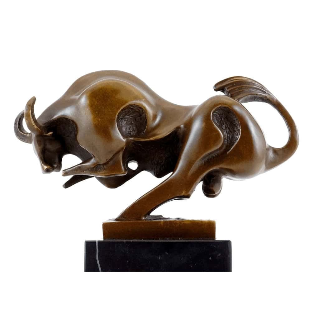 Sculpture en bronze représentant un taureau en mouvement, XXème siècle. | Biron Sculpture en bronze représentant un taureau en mouvement, XXème siècle.