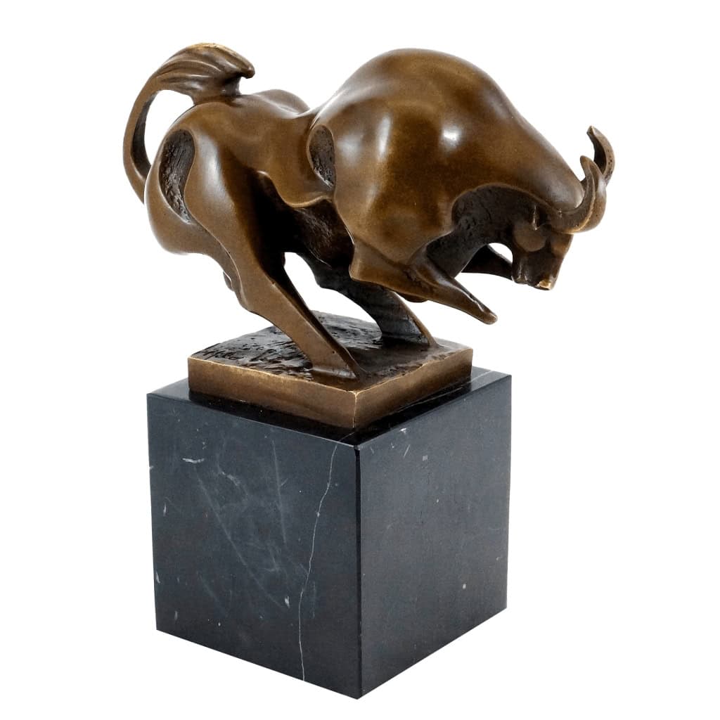 Sculpture en bronze représentant un taureau en mouvement, XXème siècle. | Biron Sculpture en bronze représentant un taureau en mouvement, XXème siècle.