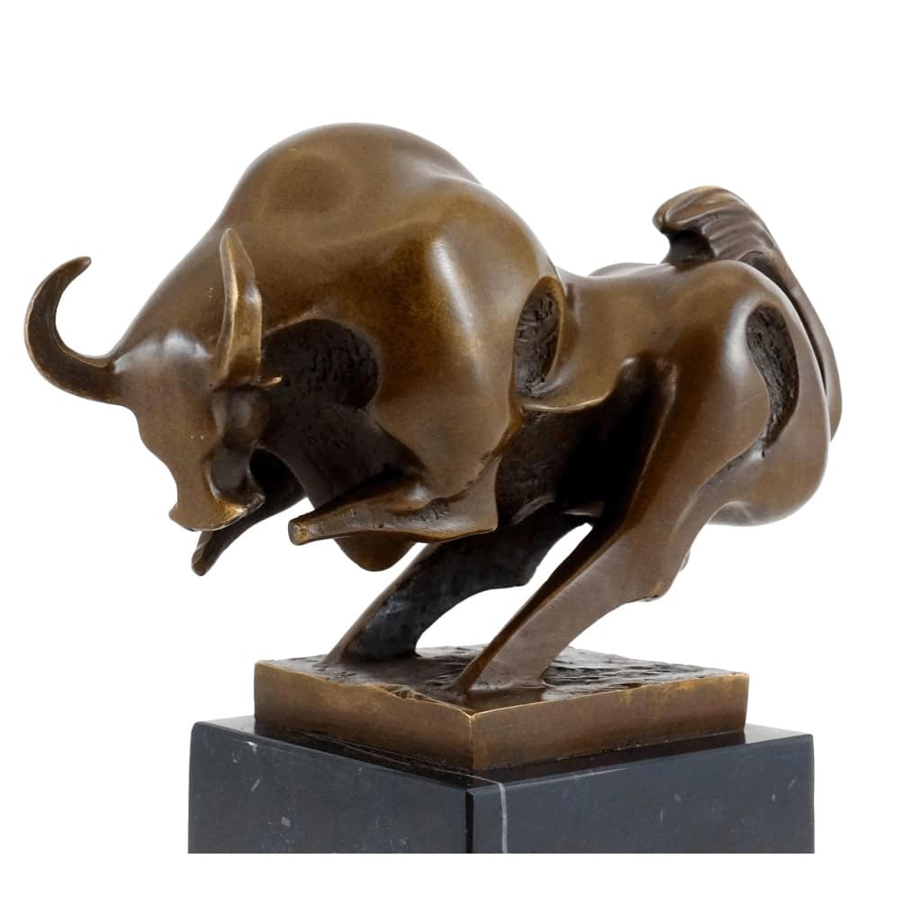 Sculpture en bronze représentant un taureau en mouvement, XXème siècle. | Biron Sculpture en bronze représentant un taureau en mouvement, XXème siècle.