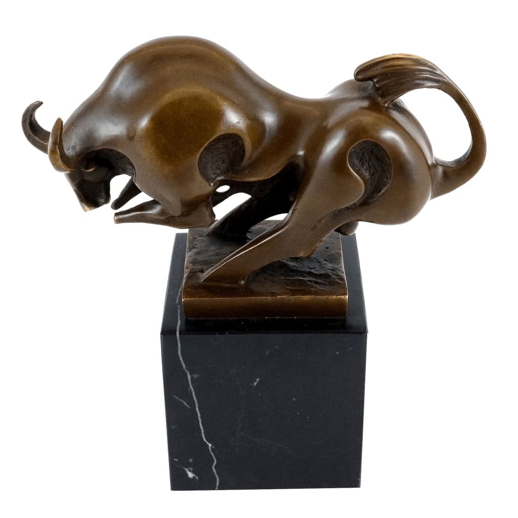 Sculpture en bronze représentant un taureau en mouvement, XXème siècle. | Biron Sculpture en bronze représentant un taureau en mouvement, XXème siècle.