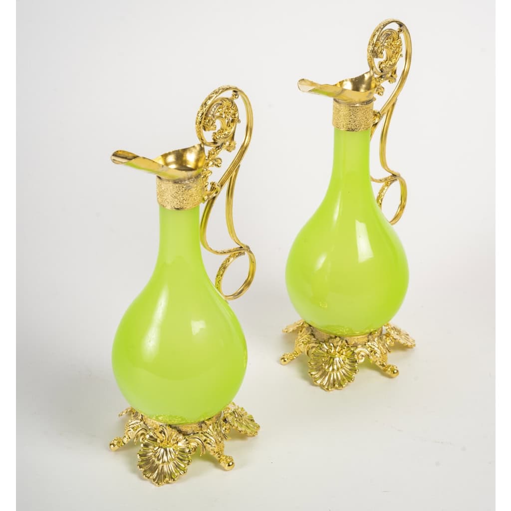 Une paire d’aiguières en opaline et bronze doré époque Napoleon III | Biron Une paire d'aiguières en opaline et bronze doré époque Napoleon III