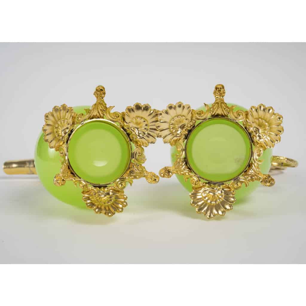 Une paire d’aiguières en opaline et bronze doré époque Napoleon III | Biron Une paire d'aiguières en opaline et bronze doré époque Napoleon III