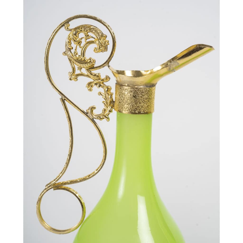 Une paire d’aiguières en opaline et bronze doré époque Napoleon III | Biron Une paire d'aiguières en opaline et bronze doré époque Napoleon III