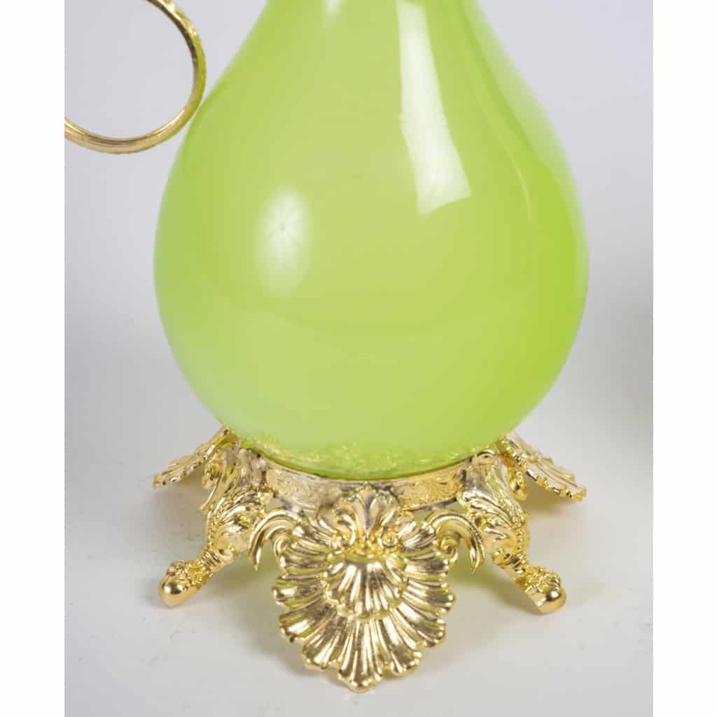 Une paire d’aiguières en opaline et bronze doré époque Napoleon III | Biron Une paire d'aiguières en opaline et bronze doré époque Napoleon III