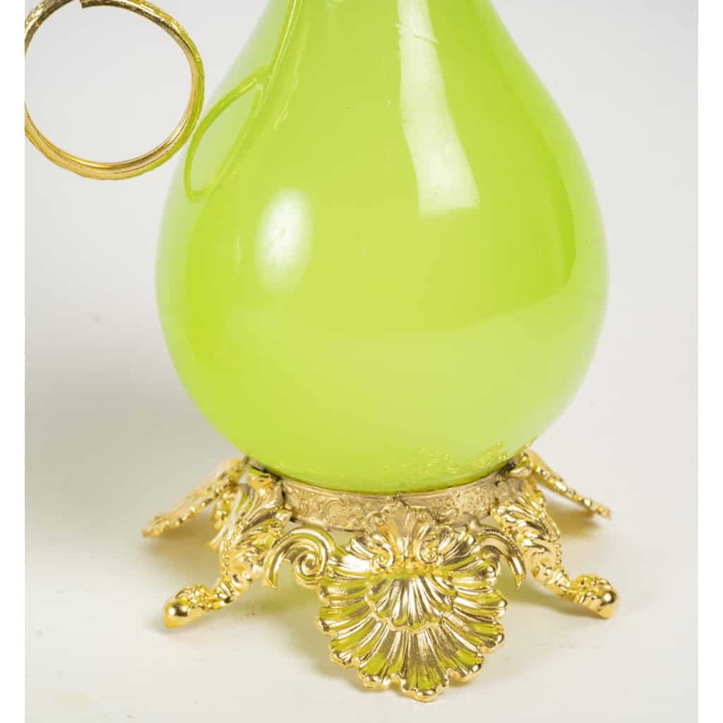 Une paire d’aiguières en opaline et bronze doré époque Napoleon III | Biron Une paire d'aiguières en opaline et bronze doré époque Napoleon III