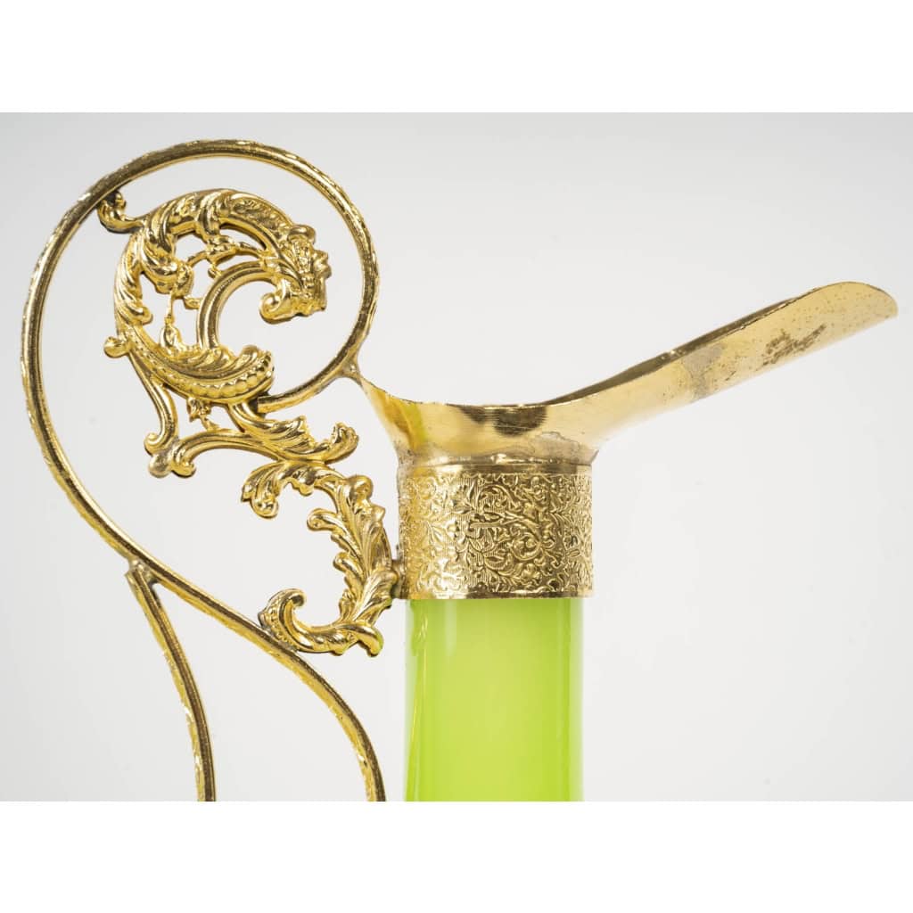 Une paire d’aiguières en opaline et bronze doré époque Napoleon III | Biron Une paire d'aiguières en opaline et bronze doré époque Napoleon III