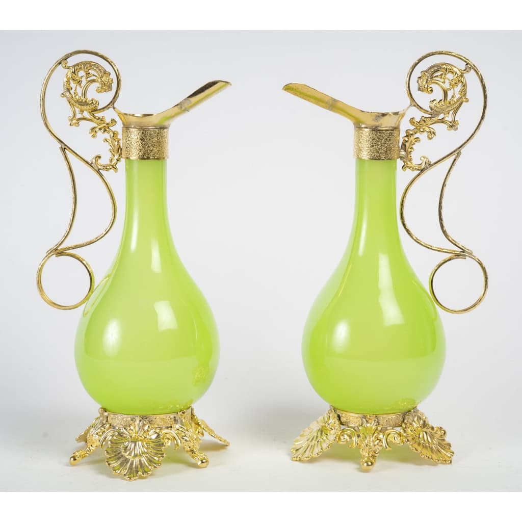 Une paire d’aiguières en opaline et bronze doré époque Napoleon III | Biron Une paire d'aiguières en opaline et bronze doré époque Napoleon III