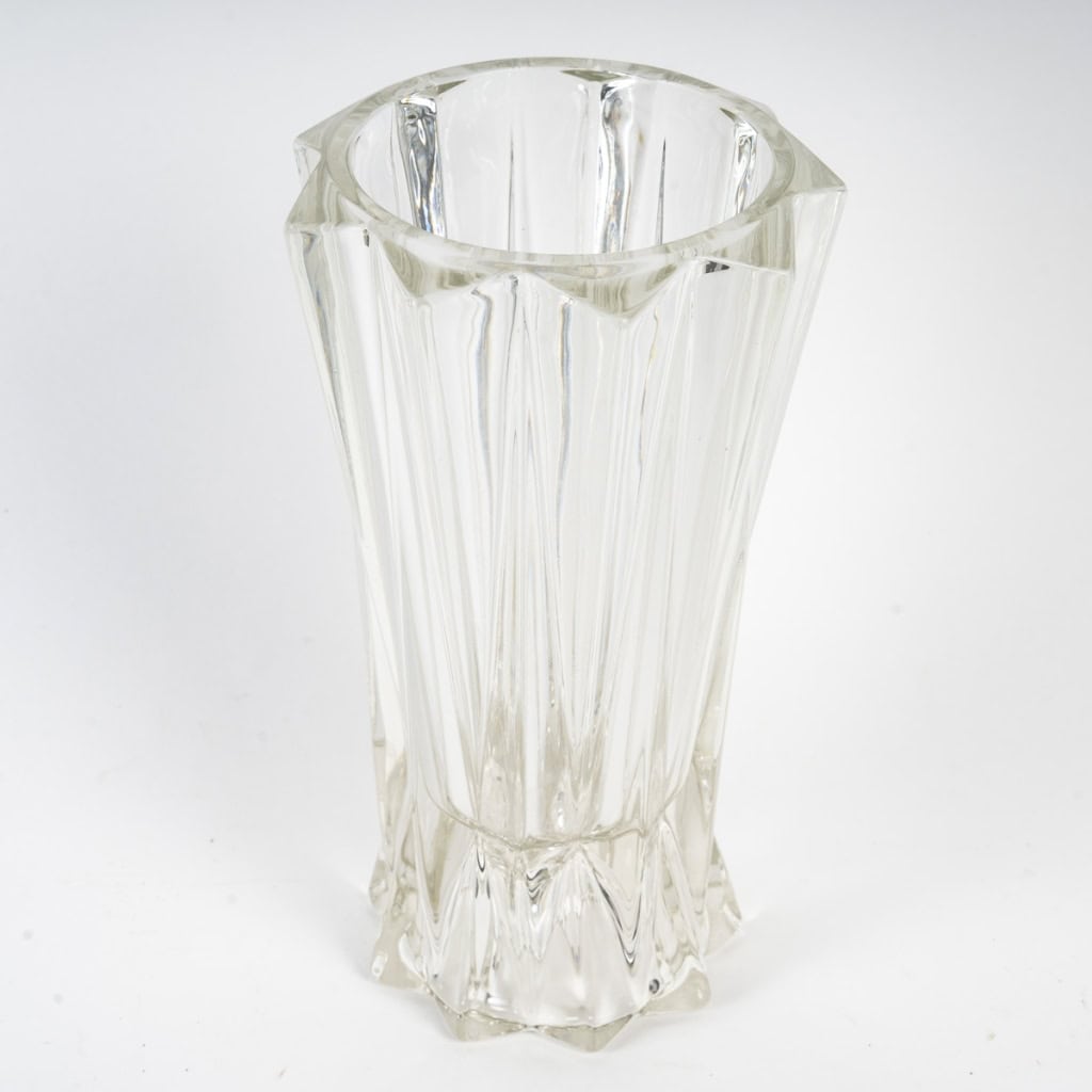 Vase en verre moulé des années 1950. | Biron Vase en verre moulé des années 1950.