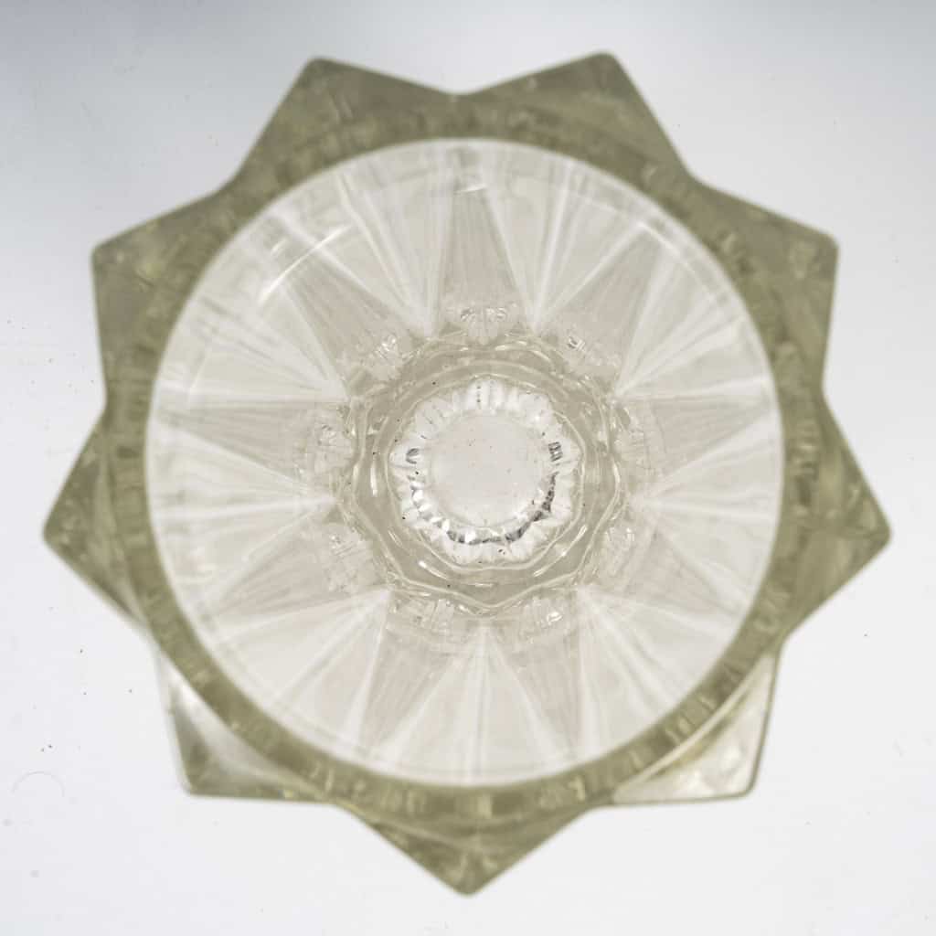 Vase en verre moulé des années 1950. | Biron Vase en verre moulé des années 1950.