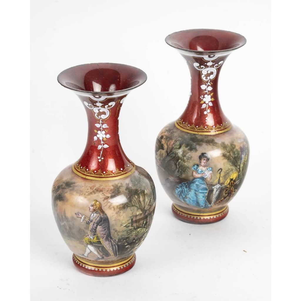 Une paire de vases en émail fin XIXè siècle | Biron Une paire de vases en émail fin XIXè siècle