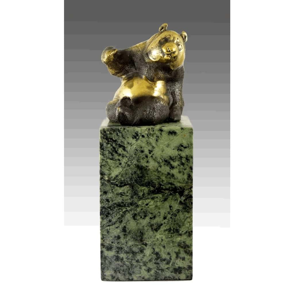 Sculpture en bronze doré et patinée représentant un Panda, XXème siècle. | Biron ||||||