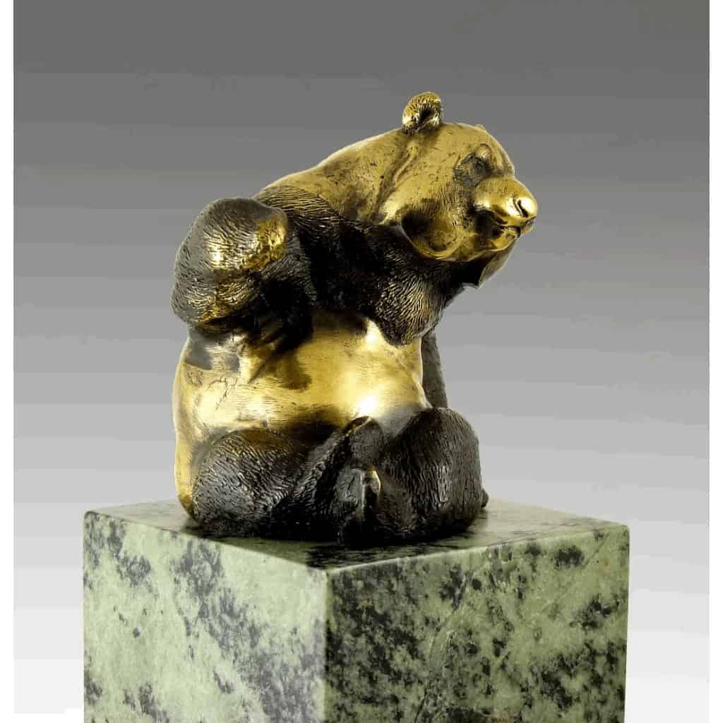 Sculpture en bronze doré et patinée représentant un Panda, XXème siècle. | Biron Sculpture en bronze doré et patinée représentant un Panda, XXème siècle.