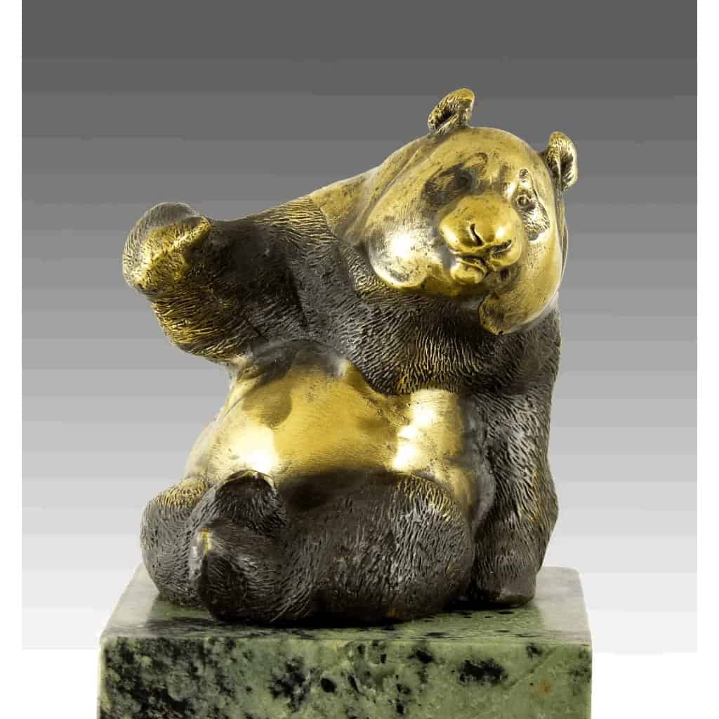 Sculpture en bronze doré et patinée représentant un Panda, XXème siècle. | Biron Sculpture en bronze doré et patinée représentant un Panda, XXème siècle.