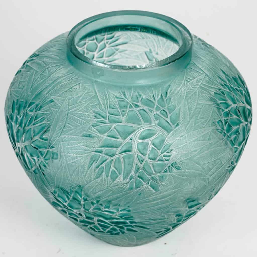 Vase « Estérel » verre blanc patiné turquoise de René LALIQUE | Biron Vase « Estérel » verre blanc patiné turquoise de René LALIQUE