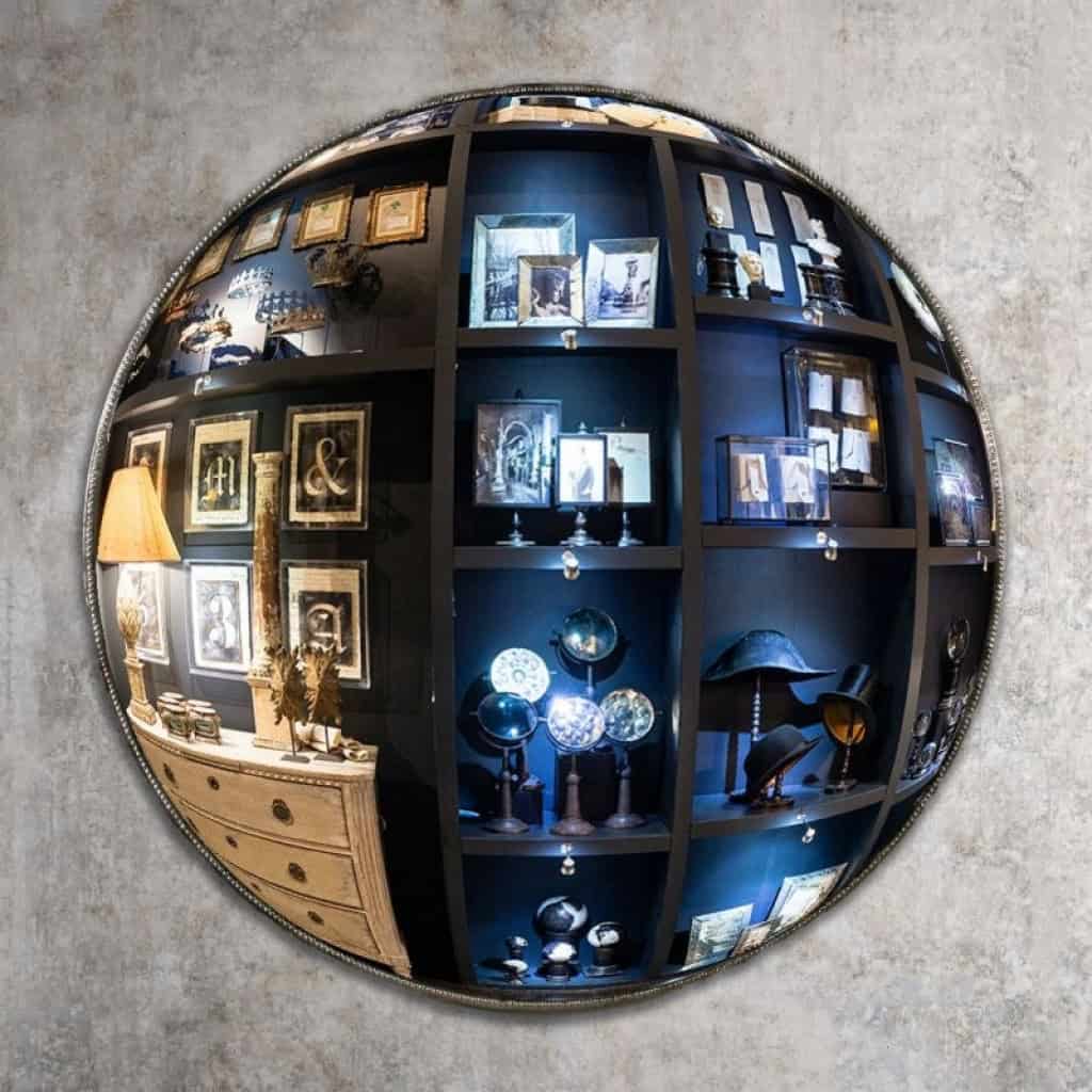 Miroir Sorcière, miroir bombé, Diamètre 120cm, miroir et métal, XXIème siècle. | Biron Miroir Sorcière, miroir bombé, Diamètre 120cm, miroir et métal, XXIème siècle.