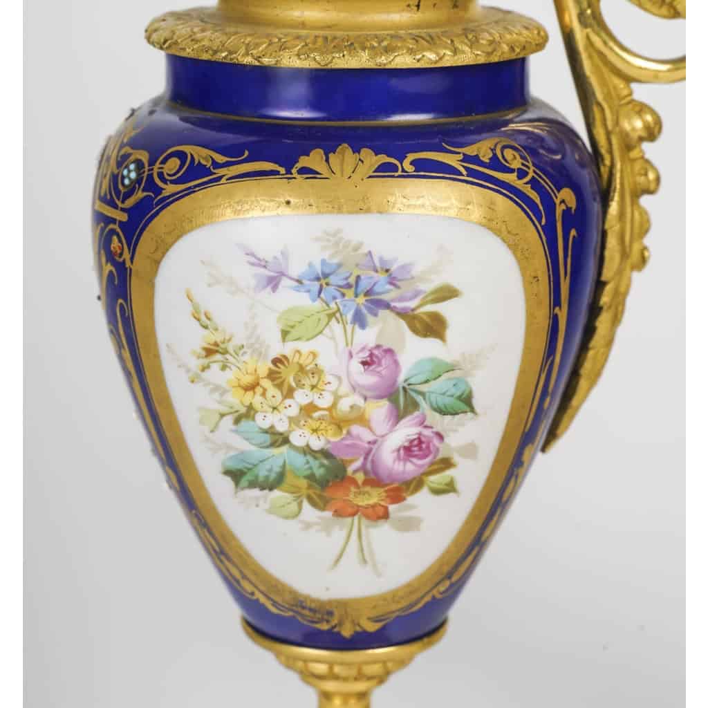 Sevres, dans le goût pair d’égayer en porcelaine et bronze doré | Biron Sevres, dans le goût pair d’égayer en porcelaine et bronze doré