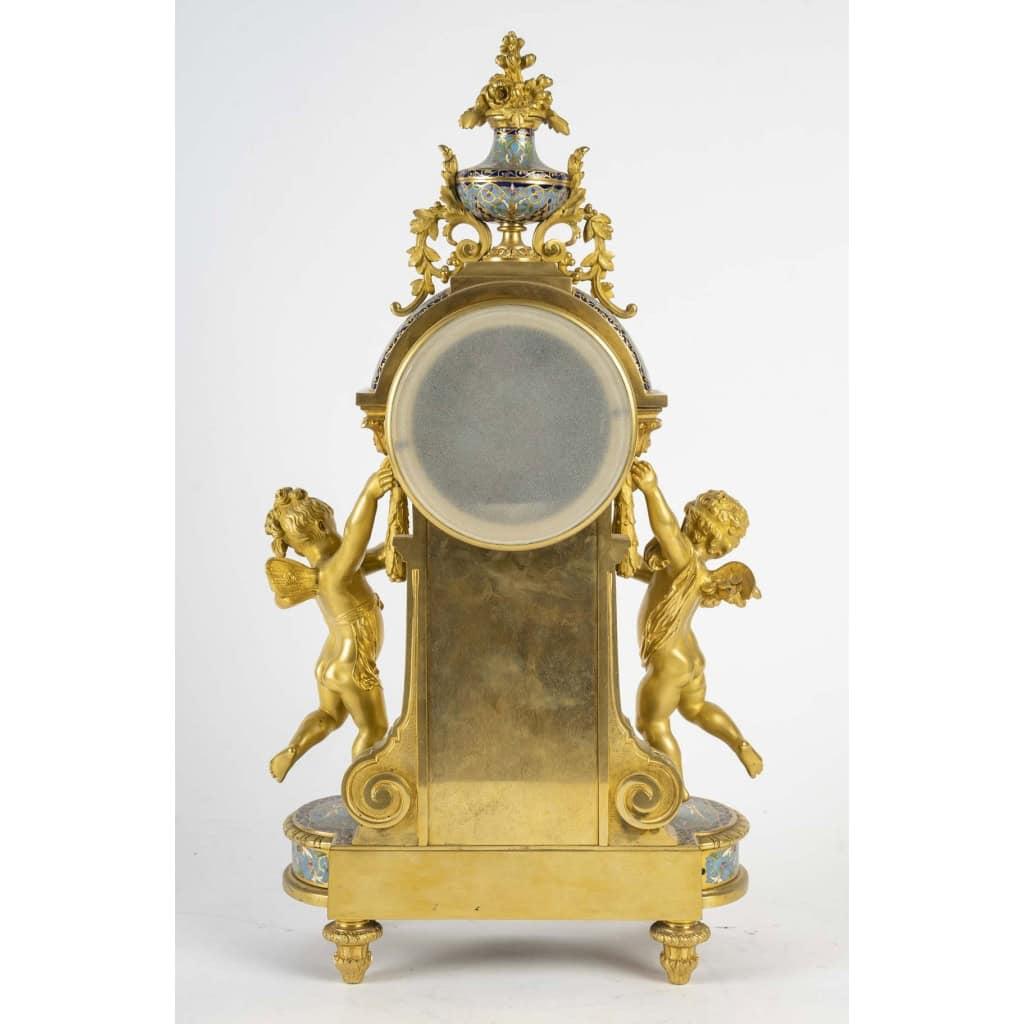 Garniture de cheminée en bronze émaillé d’époque 19em siècle cadran signé et le mouvement. | Biron Garniture de cheminée en bronze émaillé d’époque 19em siècle cadran signé et le mouvement.