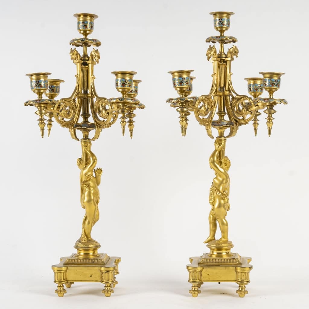 Garniture de cheminée en bronze émaillé d’époque 19em siècle cadran signé et le mouvement. | Biron Garniture de cheminée en bronze émaillé d’époque 19em siècle cadran signé et le mouvement.