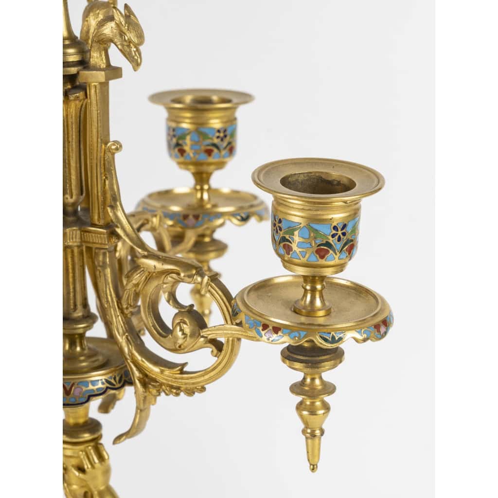 Garniture de cheminée en bronze émaillé d’époque 19em siècle cadran signé et le mouvement. | Biron Garniture de cheminée en bronze émaillé d’époque 19em siècle cadran signé et le mouvement.