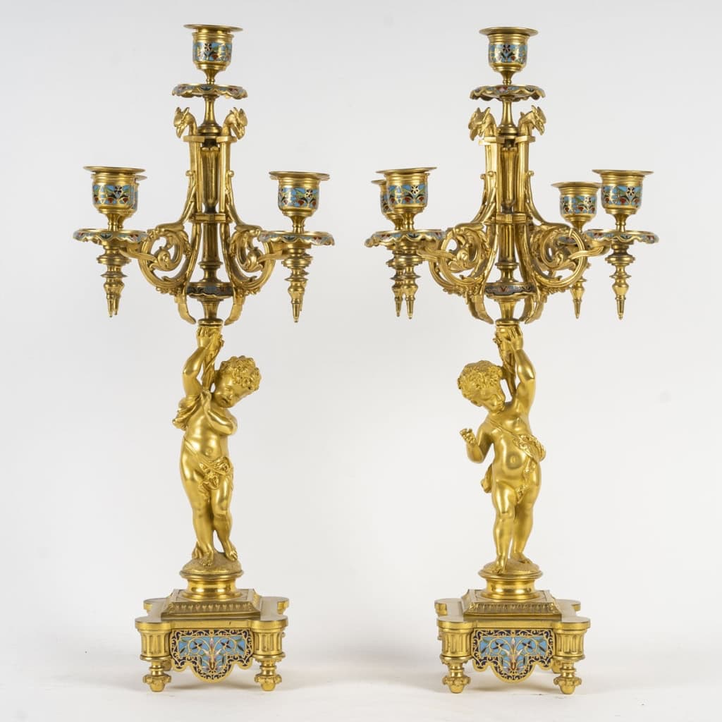 Garniture de cheminée en bronze émaillé d’époque 19em siècle cadran signé et le mouvement. | Biron Garniture de cheminée en bronze émaillé d’époque 19em siècle cadran signé et le mouvement.