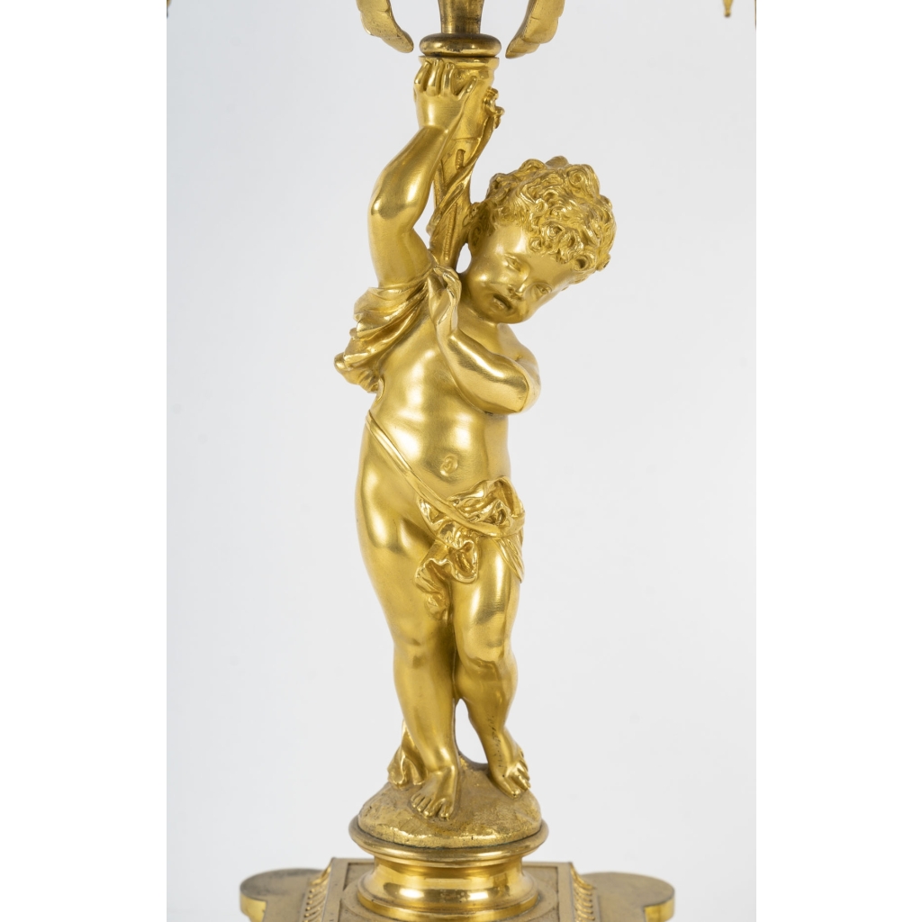 Garniture de cheminée en bronze émaillé d’époque 19em siècle cadran signé et le mouvement. | Biron Garniture de cheminée en bronze émaillé d’époque 19em siècle cadran signé et le mouvement.