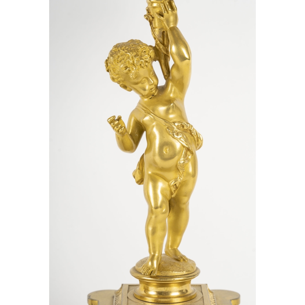 Garniture de cheminée en bronze émaillé d’époque 19em siècle cadran signé et le mouvement. | Biron Garniture de cheminée en bronze émaillé d’époque 19em siècle cadran signé et le mouvement.